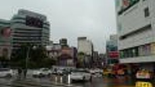 駅前から東門のロータリーへ。