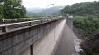 斐伊川水系山佐川にある重力式コンクリートダムで高さ55mの堰堤が特徴のダムです。