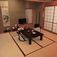 バストイレ付の10畳和室です。