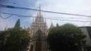 忽然と現れる結婚式場