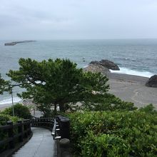 高台から降りる時に見える桂浜の景色