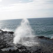 溶岩でできた岩の穴から波で押し出された海水が勢いよく潮を噴く潮吹き穴（スパウティング・ホーン）