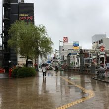 大通りの端っこ（左）にさりげなく見えます