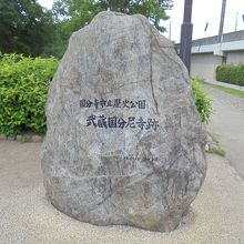 JR武蔵野線の西側にあります