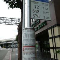 目の前がバス停