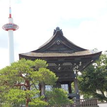 東本願寺鐘楼と京都タワー