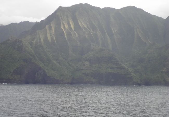 「秘境」と呼ぶにふさわしい海岸には、海に垂直に落ち込む崖、緑濃い渓谷、白く糸を引くように流れる滝など迫力のある光景が広がっています。