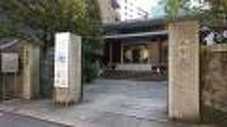 近代的なデザインの本堂