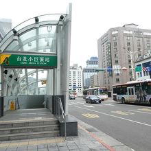 東側は小さな出口