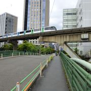 東京モノレールのすぐ近くに架かる橋