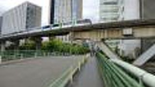 東京モノレールのすぐ近くに架かる橋