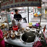 ホアヒンの街で一番人気のレストランでしょうね。潮州系中国人が50年前に始めた店。「カオマンガイ・海鮮壺（鉢？）料理」がオススメ！（Jek Piek Coffee Shop／正盛餐廳／ホアヒン／タイ）