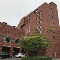 森の中に赤煉瓦の建物が目立ちます。