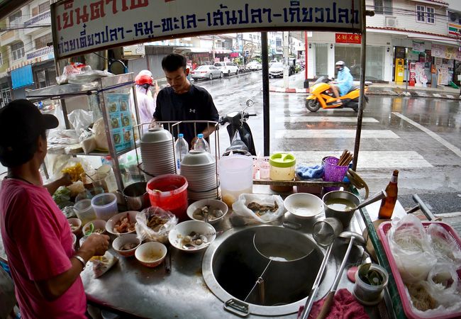 ホアヒンの街で一番人気のレストランでしょうね。潮州系中国人が50年前に始めた店。「カオマンガイ・海鮮壺（鉢？）料理」がオススメ！（Jek Piek Coffee Shop／正盛餐廳／ホアヒン／タイ）