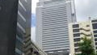 三田界隈ではひときわ目立ちます