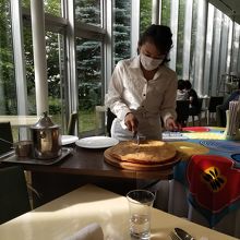 デザートのリンゴのタルトを取り分けてもらいます。