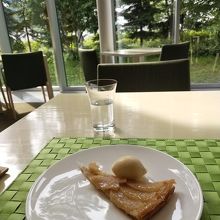 リンゴのタルト、バニラアイスクリーム添えてくれます。