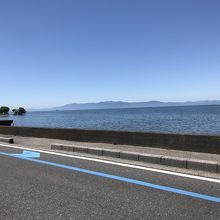道中、海のような風景の琵琶湖の風景