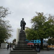 カセドラル広場の像