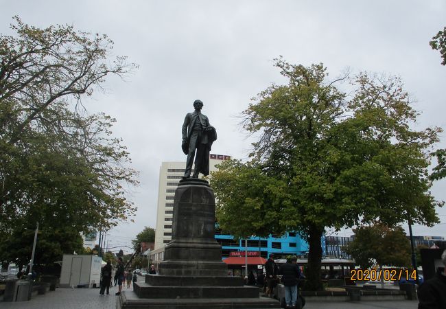 カセドラル広場の像