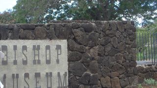 １８８９年に設立されたビショップミュージアムは、ハワイアンな歴史を伝えている博物館