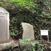 児玉神社の入口、鳥居の横にある歌碑