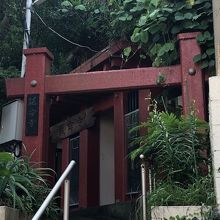 通りの入口から