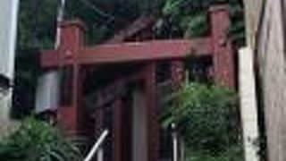 江の島の裏参道にある