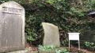 児玉神社の入口、鳥居の横にある歌碑