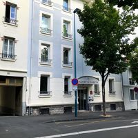 駅から1本入った通りです