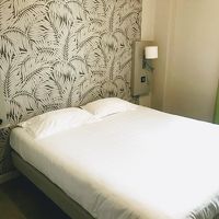 ダブルベッド。両側にライト付き