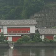 金沢八景駅近くの瀬戸神社前、平潟湾最奥部に隣接する老舗料亭