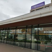 きれいなカフェとショップ