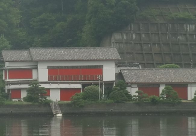 金沢八景駅近くの瀬戸神社前、平潟湾最奥部に隣接する老舗料亭