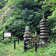 七重層塔と五重層塔が並んでいる