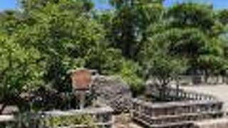 源氏池休憩所前の広場に祀られている