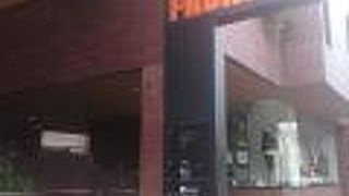 レンガタイル仕上げのモダンな建物