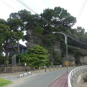 今では埋め立てられて地続き