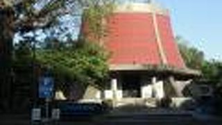 お寺の本堂は見たことのないフォルム