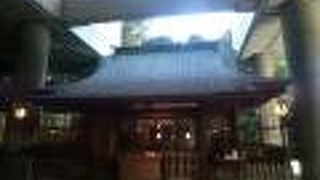 ビルの中に神社の本殿がすっぽり収まっています