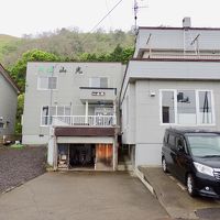 左手の２階が入り口。部屋から利尻山の眺めが素晴らしい。