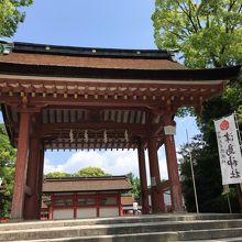 南門。秀頼が秀吉の病院平癒を祈願して寄進。