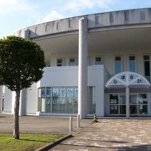 外観はシンプルな公共的な建物