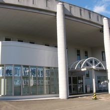 左が博物館になります