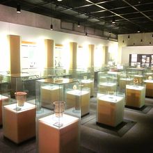 館内の石器時代ゾーンは宝石店スタイル？