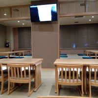 スパ棟１階の食事処。スパ棟はスリッパを脱いで裸足で利用する