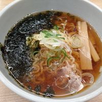 具は海苔、メンマ、ネギとシンプルながら美味しいラーメン