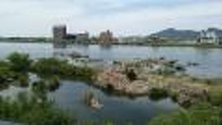 ツインブリッジ～犬山城間の川沿いでは荒々しい岩の景色を楽しむことが出来ます