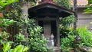 赤い屋根の家に収まっているお地蔵様