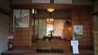 町外れにあります